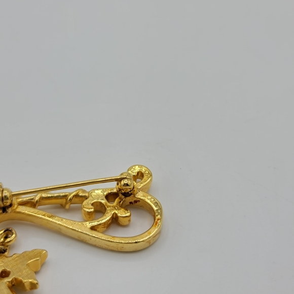 Avon Winter Glow Lantern Brooch - Gold Tone Holly Hanging Pendant Pin 90s Vintag - Picture 3 of 4